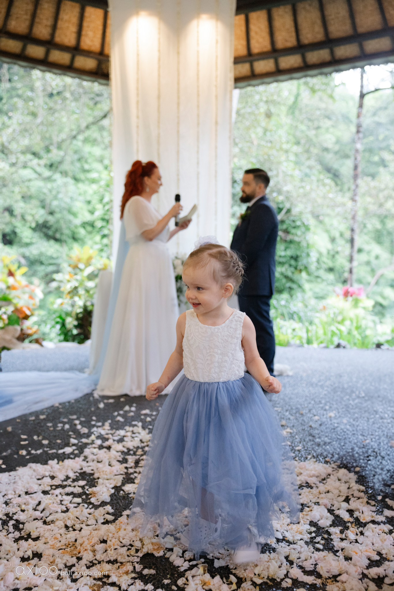 Axioo: Little Scene Stealers